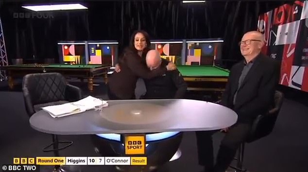 Seema Jaswal (izquierda) consoló a John Higgins (centro) cuando se rompió en lágrimas en la televisión en vivo
