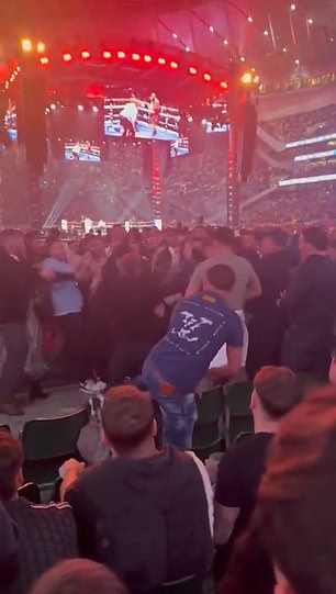 Una pelea estalló en la multitud durante un ataque de Chris Eubank Jr versus Conor Benn