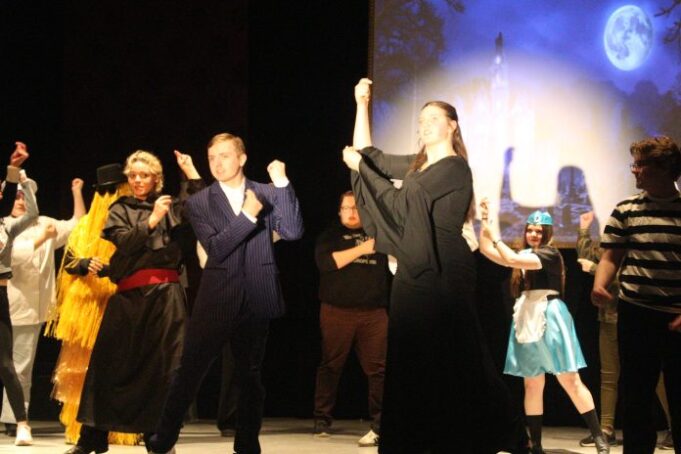 Carlton trayendo el musical con la producción familiar de Addams
