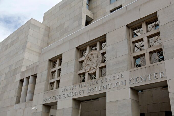 Diputado de Denver arrestado bajo sospecha de amenazas, acoso
