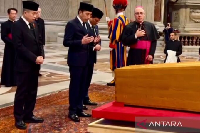 Special envoy delivers president's message at Pope Francis' funeral