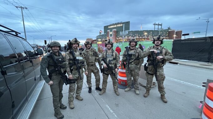 Fotos del draft de la NFL: policía, fuego, EMS en el reloj
