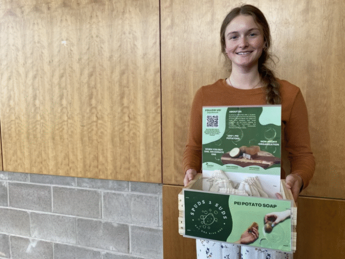 Los estudiantes de UPEI convierten las chapuces de la isla en jabón de papa
