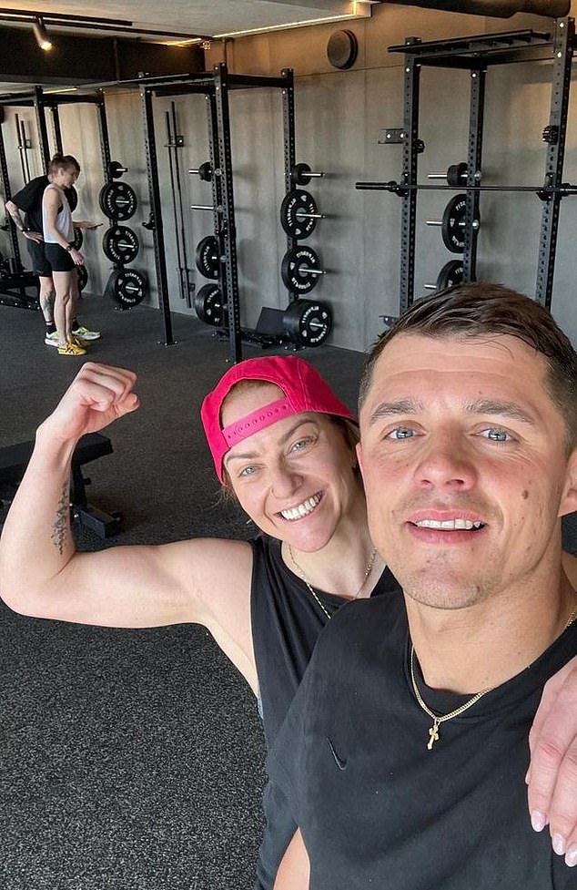 El futbolista británico Jay Hart (derecha) será deportado de Australia después de que Sarah Fardy (en la foto con Hart) y Cara Greedy establecieron una petición que pide que el hombre de 34 años fuera expulsado del país