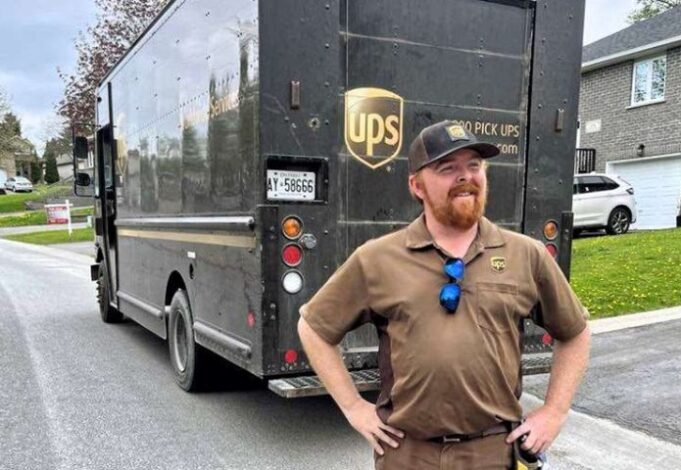 El conductor de UPS salva a la persona mayor del fuego en Ontario
