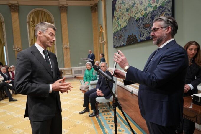 El ex almete Gregor Robertson recibe el segundo tiro en la crisis de vivienda en el gabinete de Carney
