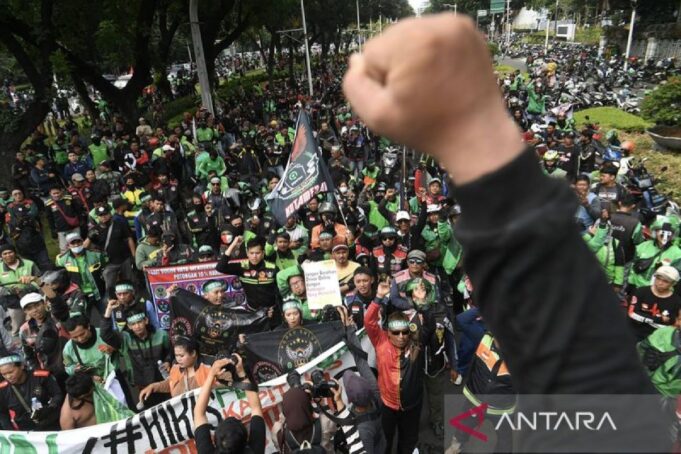 Indonesia's online taxi drivers protest commissions, govt vows action
