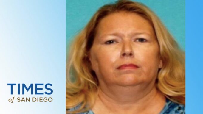 Un retrato en solitario de una mujer blanca de mediana edad que desaparece en California.