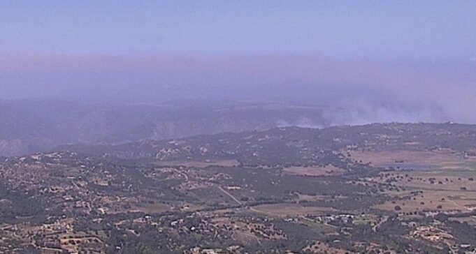 Humo y neblina del fuego sobre el valle de San Pasqual