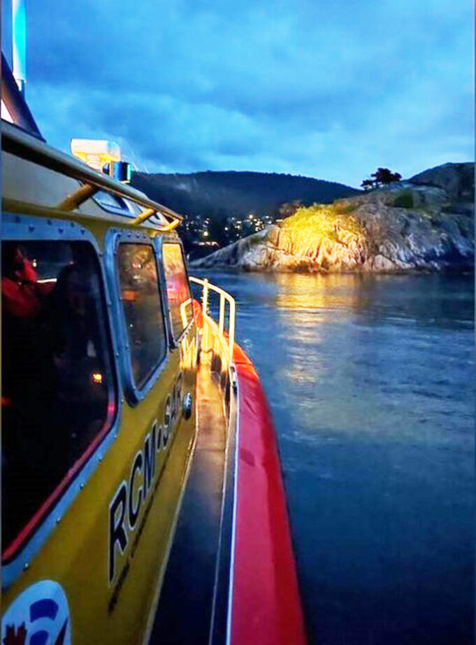 Royal canadiense Marine Search and Rescue Save Dos estudiantes varados en West Vancouver Islet
