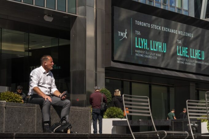 S&P/TSX Composite Down más de 200 puntos, los mercados estadounidenses caen en medio de las preocupaciones de la deuda
